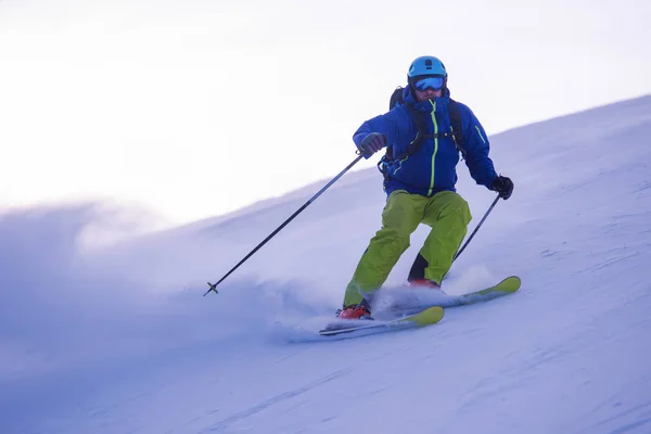 Mladý Sportovec Freestyle Lyžař Baví Při Běhu Kopce Krásné Krajině — Stock fotografie