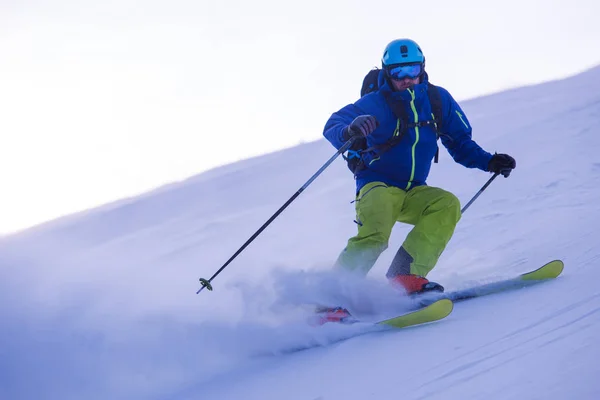 Mladý Sportovec Freestyle Lyžař Baví Při Běhu Kopce Krásné Krajině — Stock fotografie