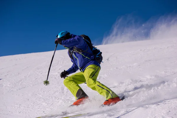 Молодой Спортсмен Фристайл Лыжник Веселится Время Спуска Красивому Альпийскому Ландшафту — стоковое фото