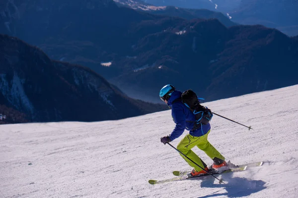 Fiatal Sportoló Freestyle Síelő Szórakozás Közben Fut Lefelé Gyönyörű Alpesi — Stock Fotó