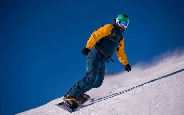 Mladí Freestyle Snowboardista Sjíždění Svahu Ride Zdarma Styl Slunný Zimní — Stock fotografie