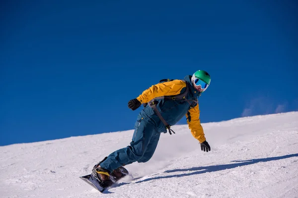 Νέοι Ελεύθερο Snowboarder Τρέχει Προς Κάτω Την Πλαγιά Και Βόλτα — Φωτογραφία Αρχείου