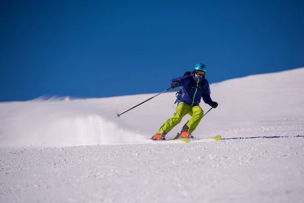 Junge Athletin Freestyle Skirennläuferin Beim Abfahrtslauf Wunderschöner Alpiner Landschaft Bei — Stockfoto