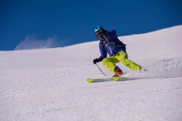 年轻运动员自由式滑雪者在冬季阳光明媚的日子里 在美丽的阿尔卑斯山风景下坡时 在下坡的时候玩得很开心 — 图库照片