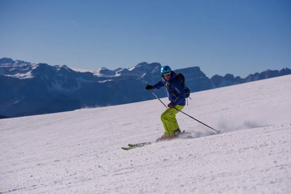 Fiatal Sportoló Freestyle Síelő Szórakozás Közben Fut Lefelé Gyönyörű Alpesi — Stock Fotó