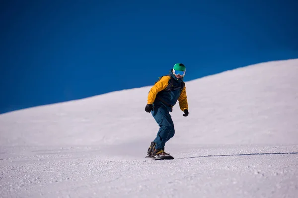 Fiatal Freestyle Snowboardos Fut Lejtőn Ride Ingyenes Stílus Napsütéses Téli — Stock Fotó