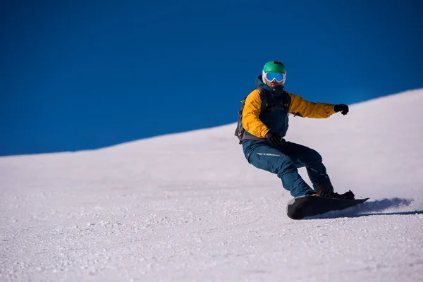 Joven Snowboarder Freestyle Corriendo Por Ladera Montar Estilo Libre Soleado — Foto de Stock