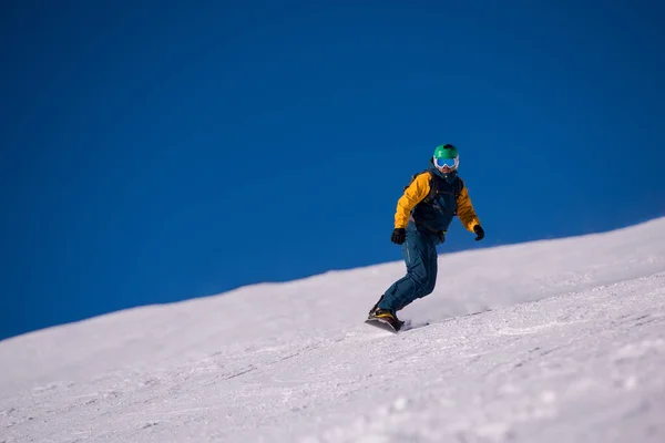 Joven Snowboarder Freestyle Corriendo Por Ladera Montar Estilo Libre Soleado — Foto de Stock