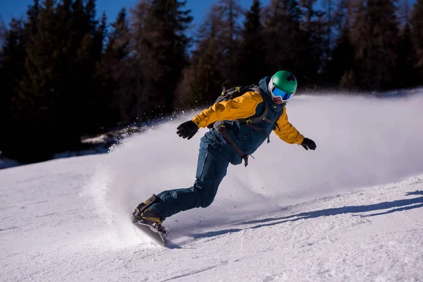 Joven Snowboarder Freestyle Corriendo Por Ladera Montar Estilo Libre Soleado —  Fotos de Stock