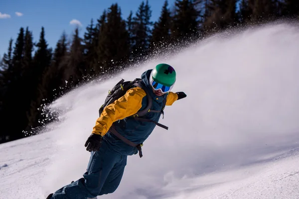 Jeune Snowboarder Freestyle Descendant Pente Rouler Style Libre Journée Ensoleillée — Photo