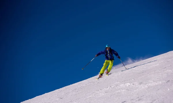 Fiatal Sportoló Freestyle Síelő Szórakozás Közben Fut Lefelé Gyönyörű Alpesi — Stock Fotó