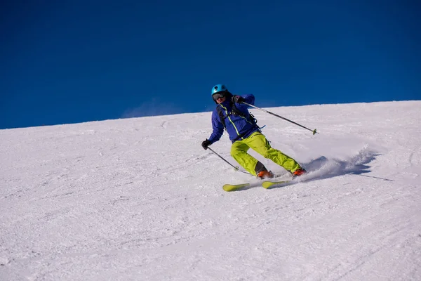 年轻运动员自由式滑雪者在冬季阳光明媚的日子里 在美丽的阿尔卑斯山风景下坡时 在下坡的时候玩得很开心 — 图库照片