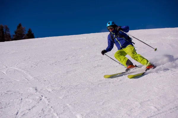 Junge Athletin Freestyle Skirennläuferin Beim Abfahrtslauf Wunderschöner Alpiner Landschaft Bei — Stockfoto