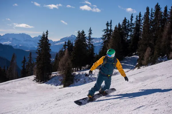Junge Freestyle Snowboarderin Rennt Die Piste Hinunter Und Fährt Freestyle — Stockfoto