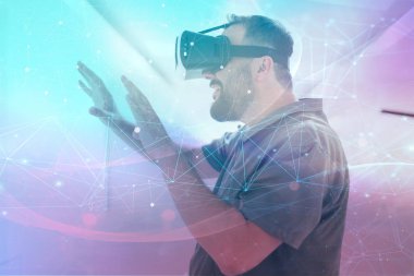 sanal gerçeklik vr gözlük fütüristik neural ağ noktalar grafik tasarım ile modern evde çalışan adam