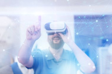 sanal gerçeklik vr gözlük fütüristik neural ağ noktalar grafik tasarım ile modern evde çalışan adam