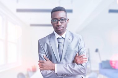 Modern ofisinin önünde genç işadamı portresi