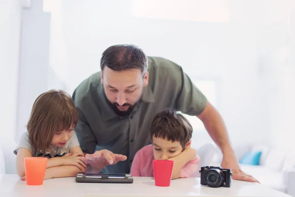 Oyun Oynamayı Modern Tablet Bilgisayarda Eğitim Ders Veren Iki Çocuklu — Stok fotoğraf