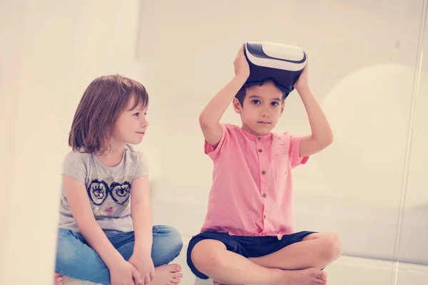 Šťastné Děti Pomocí Virtuální Reality Sluchátka Ukazoval Prstem Zatímco Sedí — Stock fotografie