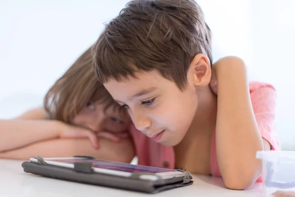 Bonito Irmãozinho Irmã Divertindo Casa Childrends Jogar Jogos Computador Tablet — Fotografia de Stock