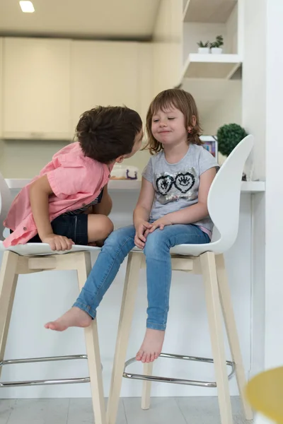 Carino Piccolo Fratello Sorella Casa Piedi Nudi Cucina Divertirsi — Foto Stock