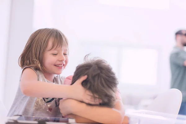 Lindo Hermanito Hermana Divirtiéndose Casa Childrends Jugando Juegos Computadora Tableta — Foto de Stock