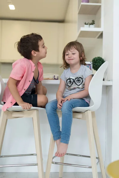 Carino Piccolo Fratello Sorella Casa Piedi Nudi Cucina Divertirsi — Foto Stock