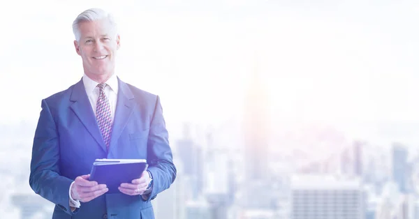 Retrato Del Hombre Negocios Senior Usando Tableta Frente Gran Ciudad — Foto de Stock