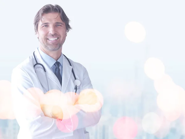 Retrato Médico Sênior Smilling Consultório Médico — Fotografia de Stock