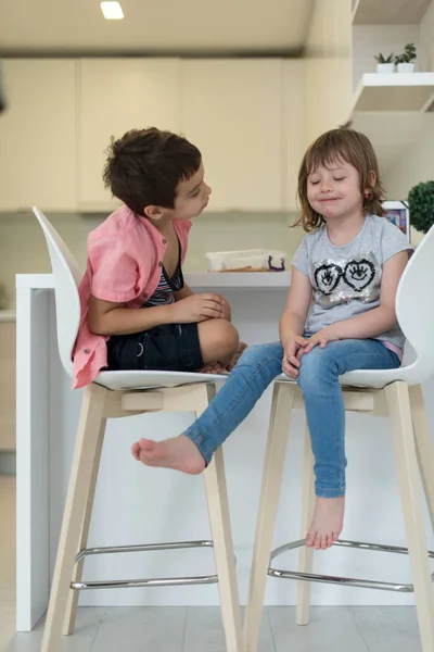 Carino Piccolo Fratello Sorella Casa Piedi Nudi Cucina Divertirsi — Foto Stock