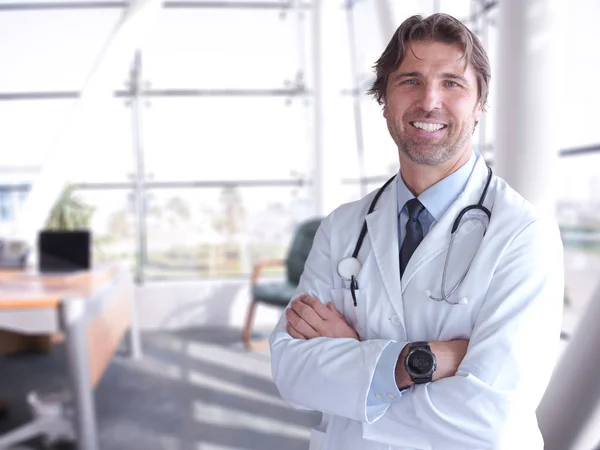 Retrato Médico Sênior Smilling Consultório Médico — Fotografia de Stock