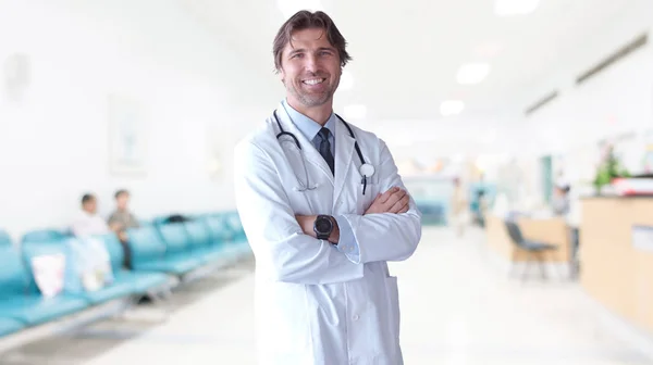 Retrato Médico Sênior Smilling Consultório Médico — Fotografia de Stock