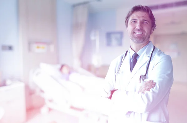 Retrato Médico Sênior Smilling Consultório Médico — Fotografia de Stock