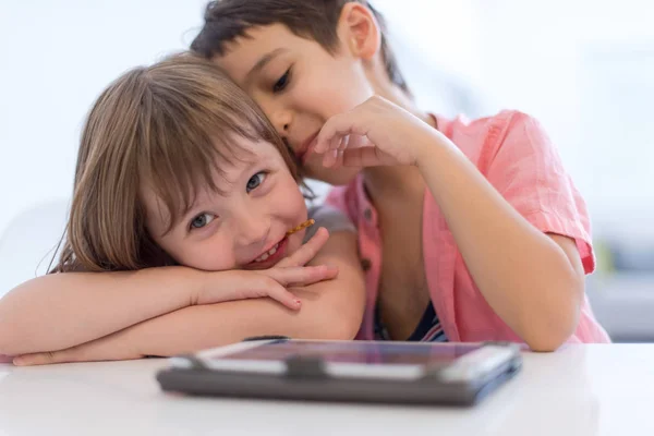 Roztomilý Malý Bratr Sestra Baví Doma Childrends Hraní Her Tabletovém — Stock fotografie