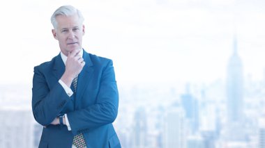 Büyük modern şehir önünde üst düzey işadamı portresi