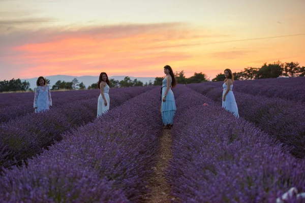 Groep Van Vrouwtjes Veel Plezier Lavendel Bloem Veld Prachtige Zonsondergang — Stockfoto