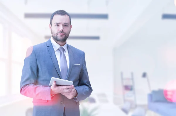 Retrato Empresário Sênior Usando Tablet Frente Seu Escritório Moderno — Fotografia de Stock