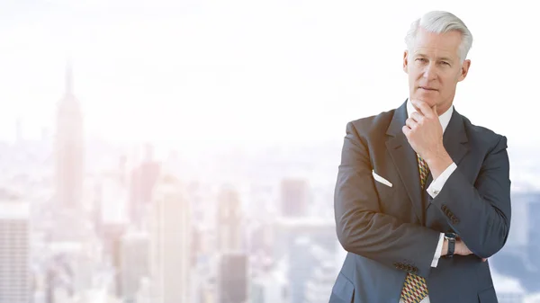 Retrato Empresário Sênior Frente Grande Cidade Moderna — Fotografia de Stock