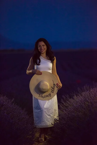 Retrato Mulher Lavanda Flor Fiel Pôr Sol Noite — Fotografia de Stock