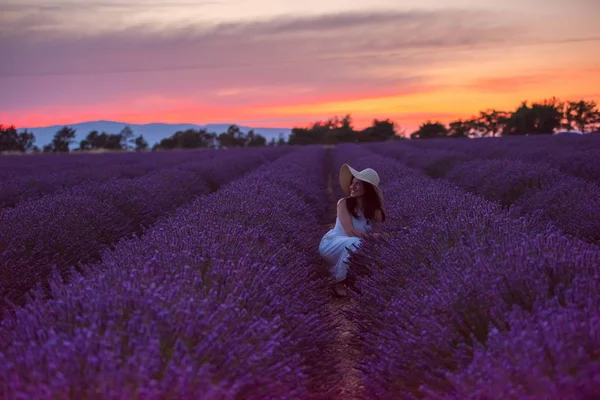 Retrato Mulher Lavanda Flor Fiel Pôr Sol Noite — Fotografia de Stock