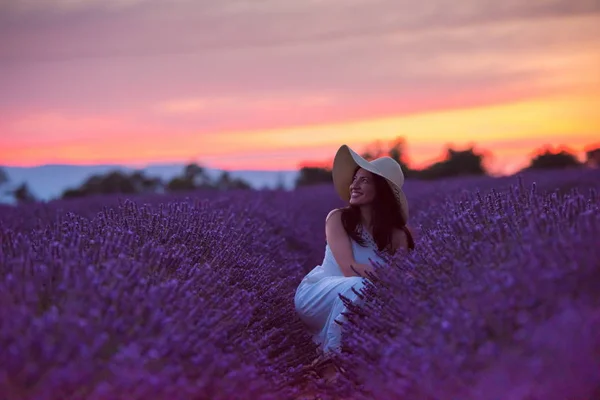 Retrato Mulher Lavanda Flor Fiel Pôr Sol Noite — Fotografia de Stock