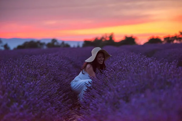 Portrét Ženy Polí Levandule Květ Době Západu Slunce Noční — Stock fotografie