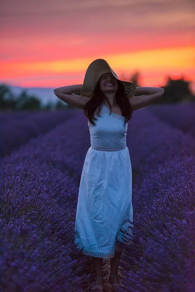 Retrato Mujer Flor Lavanda Fiel Atardecer Noche —  Fotos de Stock