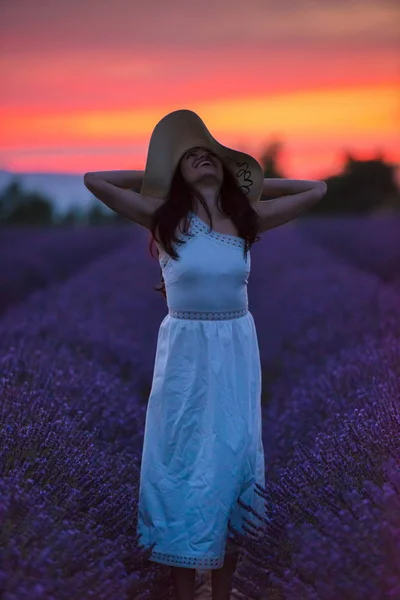 Portrét Ženy Polí Levandule Květ Době Západu Slunce Noční — Stock fotografie