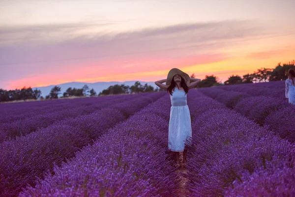 Retrato Mulher Lavanda Flor Fiel Pôr Sol Noite — Fotografia de Stock