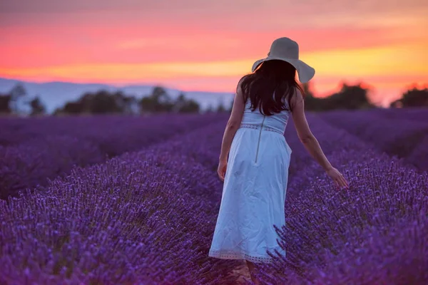 Portrait Femme Dans Champ Fleurs Lavande Coucher Soleil Nuit — Photo