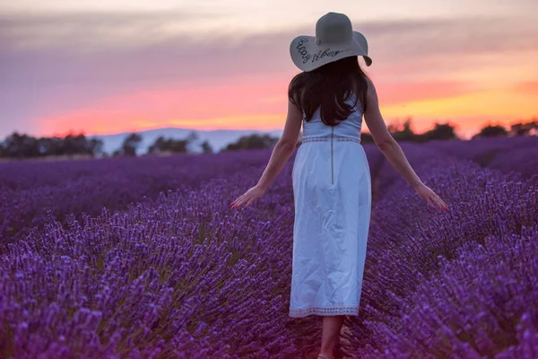 Frauenporträt Lavendelblüten Bei Sonnenuntergang Und Der Nacht — Stockfoto