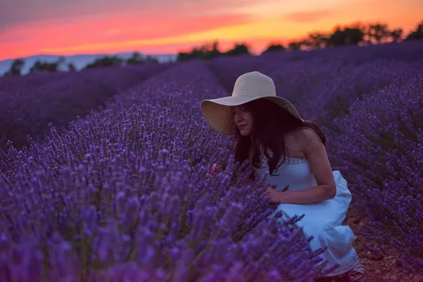 Portrét Ženy Polí Levandule Květ Době Západu Slunce Noční — Stock fotografie