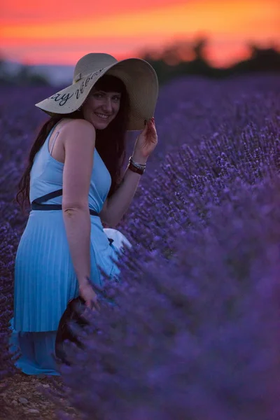 Portret Van Vrouw Lavendel Bloem Fiel Zonsondergang Nacht Tijdig — Stockfoto