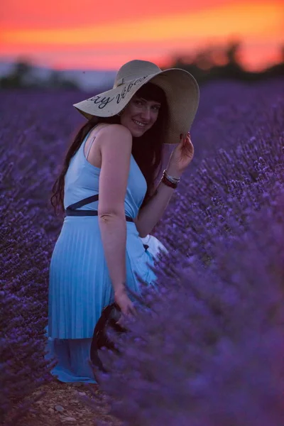 Retrato Mujer Flor Lavanda Fiel Atardecer Noche —  Fotos de Stock